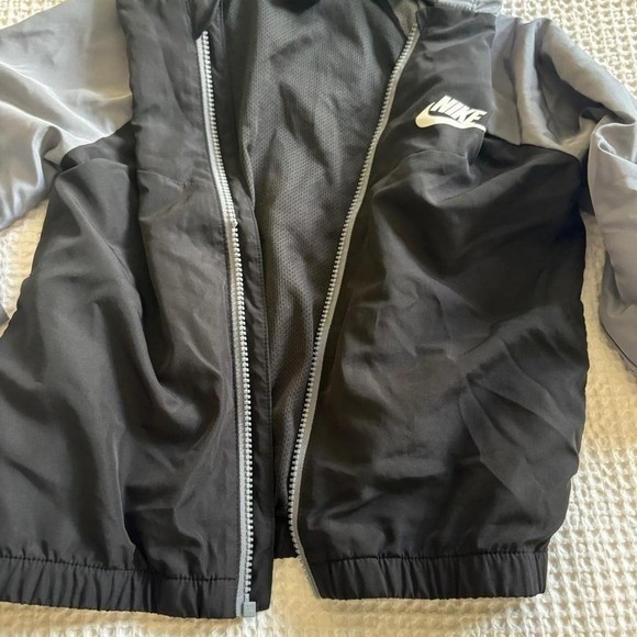 Boys Nike Windbreaker Jacket, Size 6-7, Gray and Black, Activewear Winter - Picture 6 of 7